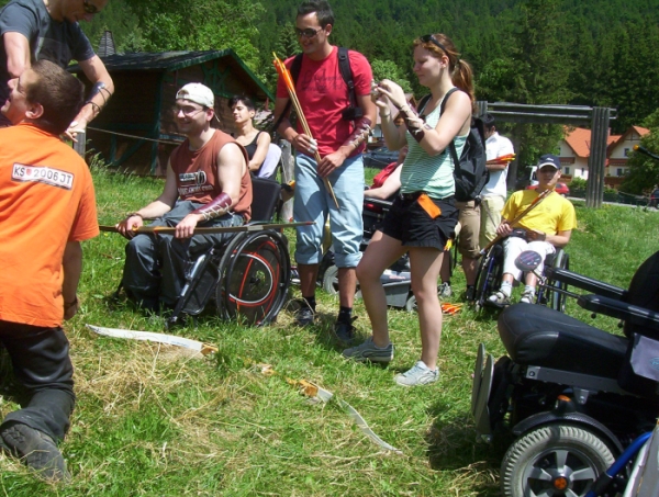 Eine Gruppe junger Menschen bereitet sich auf das Bogenturnier vor