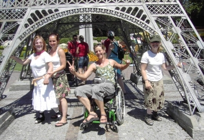 Eine Gruppe unter dem Eiffelturm im Minimundus in Klagenfurt