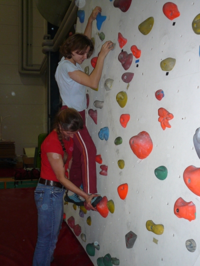 Beim bouldern... Nicole Kall unterstützt eine junge Frau beim Bouldern