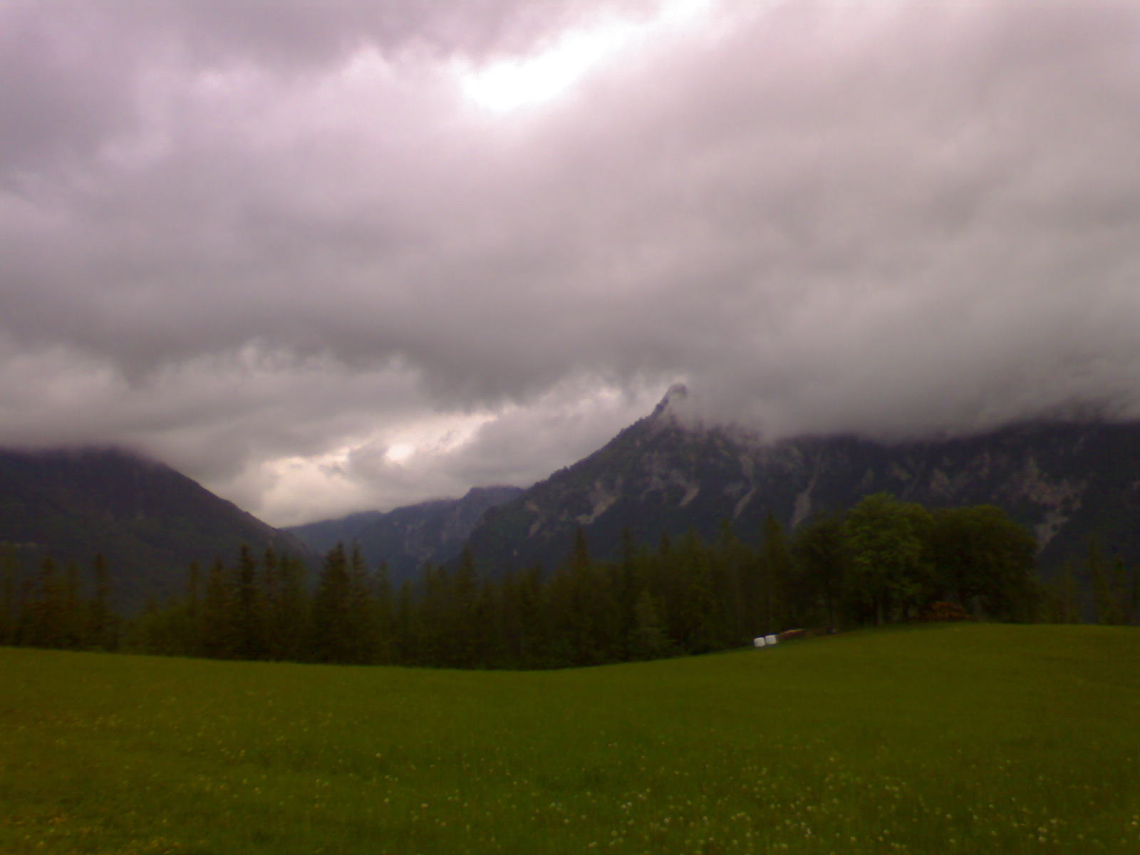 Mitten in der Natur sein! Felder und im Hintergrund ein Gebirge