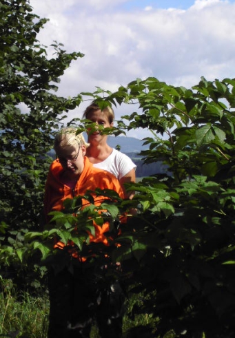 Durch den Garten schlendern ... Eine junge Frau wandert mit Unterstützung der Therapeutin durch den Garten